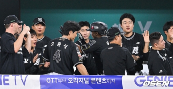 KT 위즈가 9월 12일 수원 KT 위즈파크에서 펼쳐진 NC 다이노스와 2024 신한 SOL 뱅크 KBO 리그 홈 경기에서 10-4로 승리했다. 6회 2사 후 로하스(오른쪽에서 두 번째)가 만루홈런을 터트린 뒤 더그아웃에서 동료들과 기쁨을 나누고 있다.