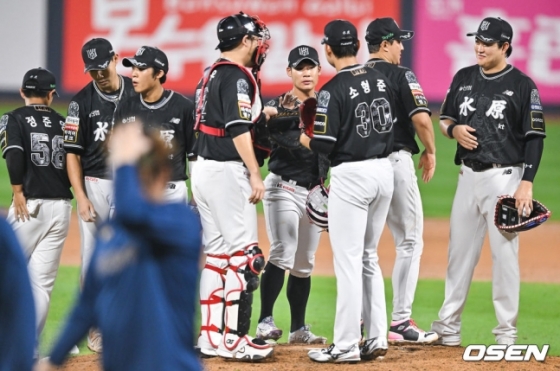 KT 위즈가 9월 12일 수원 KT 위즈파크에서 펼쳐진 NC 다이노스와 2024 신한 SOL 뱅크 KBO 리그 홈 경기에서 10-4로 승리했다. 경기 후 기뻐하는 KT 선수들.