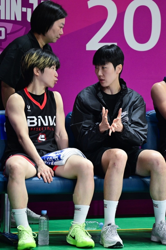 BNK 안혜지(왼쪽)와 박혜진이 대화를 나누고 있다. /사진=WKBL 제공