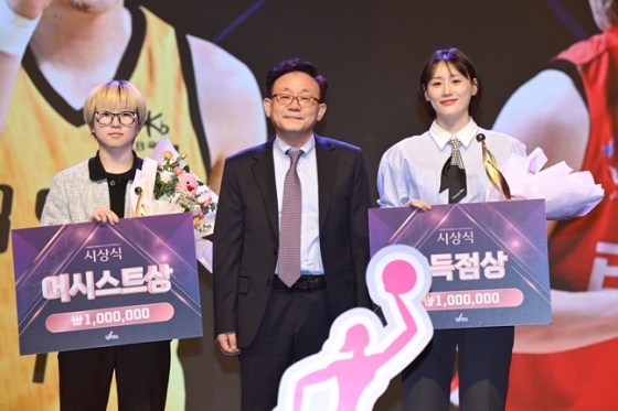 BNK 안혜지(맨 왼쪽)가 2023~24시즌 WKBL 어시스트상을 받고 있다. /사진=WKBL 제공