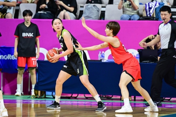 BNK 이이지마 사키(오른쪽). /사진=WKBL 제공