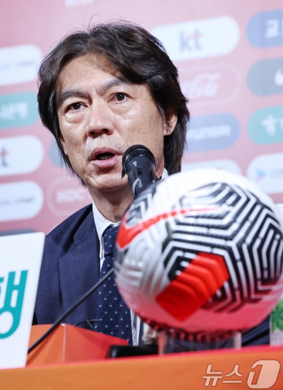 홍명보 한국축구대표팀 감독이 30일 오전 11시 서울 종로구 축구회관에서 '2026 국제축구연맹(FIFA) 북중미 월드컵' 아시아 3차 예선 3, 4차전에 나설 10월 A매치 국가대표 명단 26명을 발표했다. 사진은 취재진 질문에 답하는 홍명보 감독의 모습. /사진=뉴스1