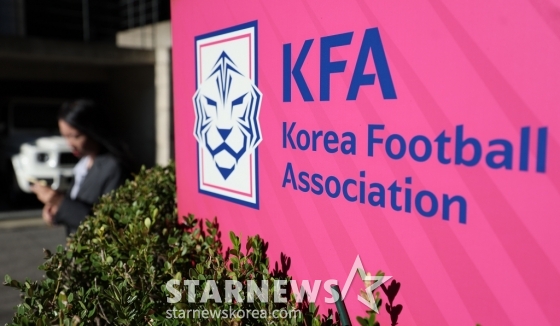 (서울=뉴스1) 김성진 기자 = 문화체육관광부가 2일 홍명보 축구대표팀 감독 선임 관련 감사 결과를 발표한다. 문체부는 지난 7월 홍 감독의 대표팀 사령탑 선임으로 '공정성 논란'이 거세게 일자 절차에 문제가 없었는지를 살피겠다며 그달 중순부터 감사를 벌여왔다. 사진은 이날 서울 종로구 대한축구협회 축구회관 모습. 2024.10.2/뉴스1 Copyright (C) 뉴스1. All rights reserved. 무단 전재 및 재배포, AI학습 이용 금지. /사진=(서울=뉴스1) 김성진 기자