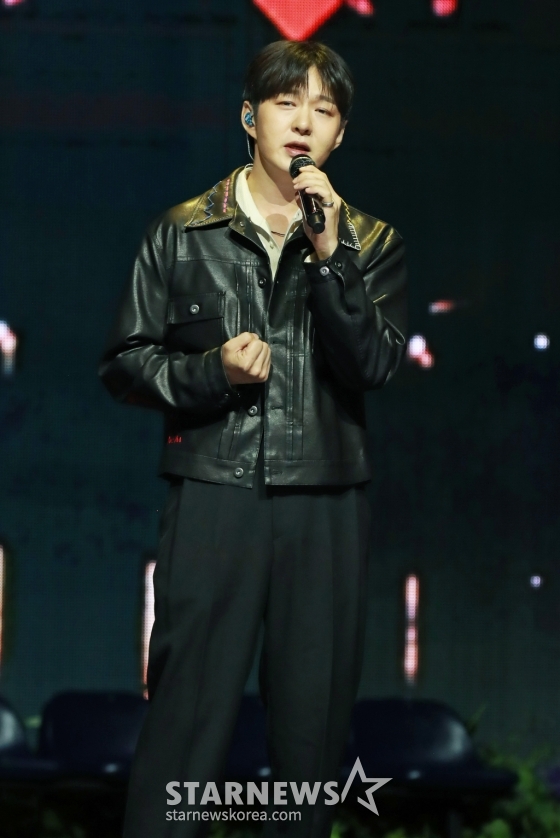 가수 이창섭이 2일 오후 서울 용산구 블루스퀘어에서 진행된 첫 번째 솔로 정규앨범 ‘1991' 발매기념 쇼케이스에서 신곡을 선보이고 있다. 첫 번째 타이틀곡 ‘33’(삼삼)은 33살 이창섭이 과거를 돌아보며 깨달은 자전적 이야기를 담은 곡이다. /2024.10.02 /사진=이동훈