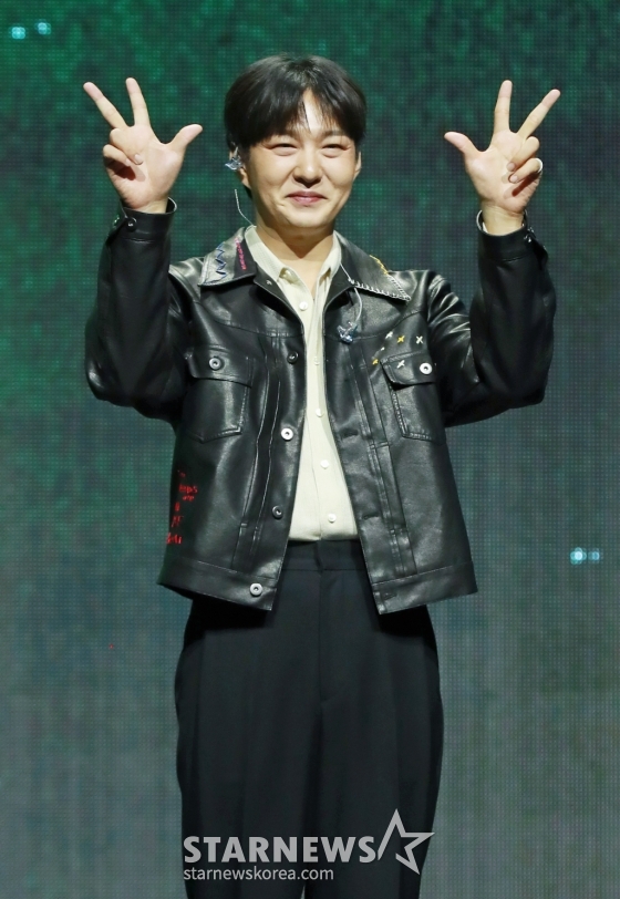 가수 이창섭이 2일 오후 서울 용산구 블루스퀘어에서 진행된 첫 번째 솔로 정규앨범 ‘1991' 발매기념 쇼케이스에서 포즈를 취하고 있다. 첫 번째 타이틀곡 ‘33’(삼삼)은 33살 이창섭이 과거를 돌아보며 깨달은 자전적 이야기를 담은 곡이다. /2024.10.02 /사진=이동훈