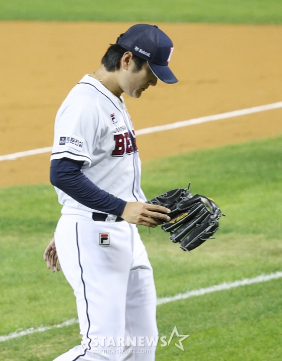 '2024 KBO 포스트시즌 와일드카드 결정1차전' 두산-KT전이 2일 서울 잠실야구장에서 열렸다. 두산 선발 곽빈이 제구 난조로 2회초 발라조빅으로 교체되고 있다. /사진=김진경 대기자
