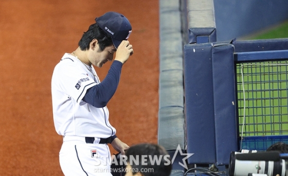 '2024 KBO 포스트시즌 와일드카드 결정1차전' 두산-KT전이 2일 서울 잠실야구장에서 열렸다. 두산 선발 곽빈이 제구 난조로 2회초 발라조빅으로 교체되고 있다. /사진=김진경 대기자