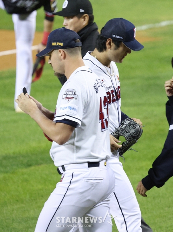'2024 KBO 포스트시즌 와일드카드 결정1차전' 두산-KT전이 2일 서울 잠실야구장에서 열렸다. 두산 선발 곽빈이 제구 난조로 2회초 발라조빅으로 교체되고 있다. /사진=김진경 대기자