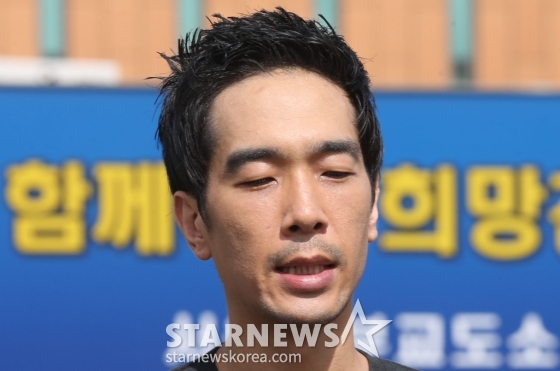 미성년자 성폭행 및 성추행 혐의로 구속된 그룹 룰라 출신 고영욱이 10일 오전 구로구 천왕동 서울남부교도소에서 복역을 마친 뒤 만기 출소해 취재진과 인터뷰 하고 있다. 고영욱은 출소 뒤 신상정보 공개, 고지 5년, 위치추적 전자장치 부착 3년이 추가로 시행된다. /사진=이기범 기자 leekb@