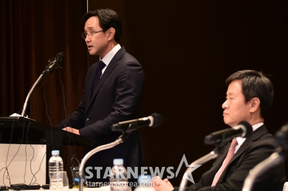 최윤범 회장이 2일 서울 용산구 소월로 그랜드 하얏트 서울에서 열린 고려아연 긴급 기자회견에 참석, 질의에 답하고 있다. 사진제공=며니S
