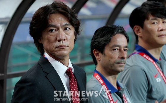 2026 북중미 월드컵 아시아 지역 3차 예선 한국-팔레스타인전이 9월 5일 오후 서울월드컵경기장에서 열렸다. 홍명보 감독이 경기 전 야유가 나오자 그라운드를 응시하고 있다. /사진=김진경 대기자