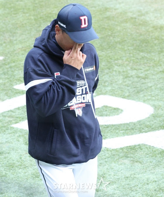 '2024 KBO 포스트시즌 와일드카드 결정2차전' 두산-KT전이 3일 서울 잠실야구장에서 열렸다. KT에 잇달아 패배하며 준풀레이오프 진출이 무산된 두산 이승엽 감독이 인터뷰 후 경기장을 빠져나가고 있다. /사진=김진경 대기자