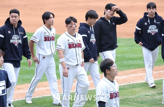 '2024 KBO 포스트시즌 와일드카드 결정2차전' 두산-KT전이 3일 서울 잠실야구장에서 열렸다. KT에 잇달아 패배하며 준풀레이오프 진출이 무산된 두산 선수들이 경기 종료 후 팬들에 인사하고 있다. /사진=김진경 대기자