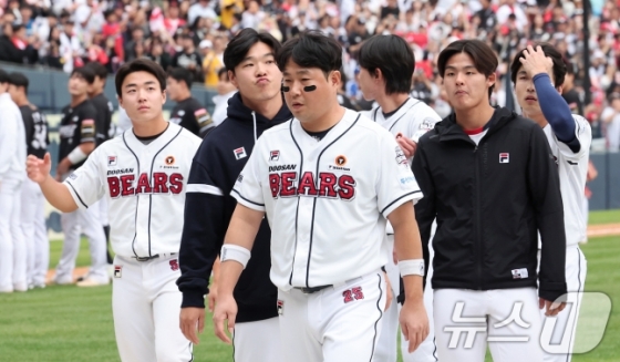 KT 위즈가 3일 오후 서울 송파구 잠실야구장에서 열린 프로야구 '2024 신한 SOL 뱅크 KBO리그' KT 위즈와 두산 베어스의 포스트시즌 와일드카드 결정전 2차전에서 1-0으로 승리를 거두며 준플레이오프 진출에 성공했다. 가을야구를 마무리한 두산 양의지가 아쉬워하고 있다. /사진=뉴스1