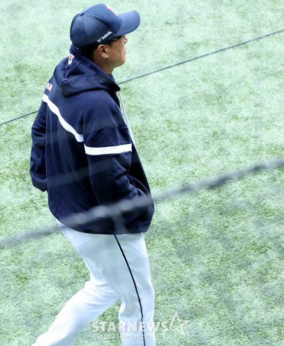 '2024 KBO 포스트시즌 와일드카드 결정2차전' 두산-KT전이 3일 서울 잠실야구장에서 열렸다. KT에 잇달아 패배하며 준풀레이오프 진출이 무산된 두산 이승엽 감독이 인터뷰 후 경기장을 빠져나가고 있다. /사진=김진경 대기자