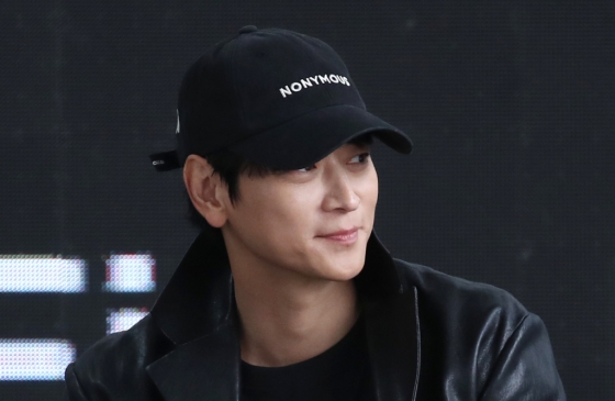 (부산=뉴스1) 권현진 기자 = 배우 강동원이 3일 부산 해운대구 BIFF 야외무대에서 열인 영화 ‘전,란’ 야외무대인사 오픈 토크 행사에 참석해 팬들과 즐거운 시간을 보내고 있다. 2024.10.3/뉴스1 Copyright (C) 뉴스1. All rights reserved. 무단 전재 및 재배포, AI학습 이용 금지. /사진=(부산=뉴스1) 권현진 기자