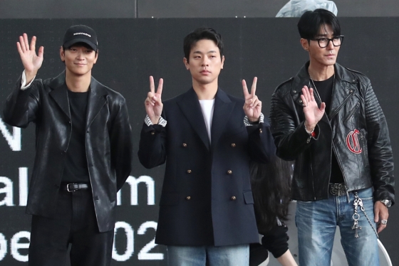 (부산=뉴스1) 권현진 기자 = 배우 강동원(왼쪽부터)과 박정민, 차승원이 3일 부산 해운대구 BIFF 야외무대에서 열인 영화 ‘전,란’ 야외무대인사 오픈 토크 행사에 참석해 인사를 하고 있다. 2024.10.3/뉴스1 Copyright (C) 뉴스1. All rights reserved. 무단 전재 및 재배포, AI학습 이용 금지. /사진=(부산=뉴스1) 권현진 기자