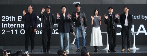 (부산=뉴스1) 권현진 기자 = 김상만 감독(왼쪽부터)과 배우 강동원, 박정민, 차승원, 김신록, 진선규, 정성일이 3일 부산 해운대구 BIFF 야외무대에서 열인 영화 ‘전,란’ 야외무대인사 오픈 토크 행사에 참석해 인사를 하고 있다. 2024.10.3/뉴스1 Copyright (C) 뉴스1. All rights reserved. 무단 전재 및 재배포, AI학습 이용 금지. /사진=(부산=뉴스1) 권현진 기자
