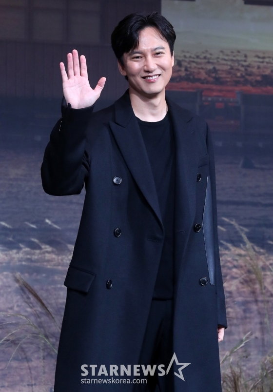 배우 김남길이 19일 오전 서울 중구 앰배서더 서울 풀만에서 진행된 넷플릭스 오리지널 '도적: 칼의 소리' 제작발표회에 참석해 포즈를 취하고 있다. '도적: 칼의 소리'는 1920년 중국의 땅, 일본의 돈, 조선의 사람이 모여든 무법천지의 땅 간도에서 소중한 사람들과 삶의 터전을 지키기 위해 하나 된 이들이 벌이는 과정을 다룬 액션 활극이다. 오는 22일 공개. 2023.09.19 /사진=김창현