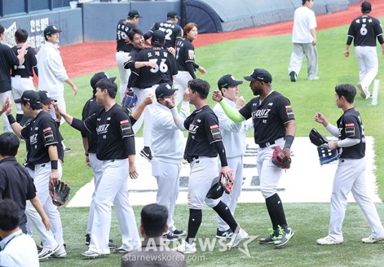 '2024 KBO 포스트시즌 와일드카드 결정2차전' 두산-KT전이 3일 서울 잠실야구장에서 열렸다. KT가 두산에 1-0으로 승리하며 준플레이오프 진출을 확정한 후 이강철 감독이 선수들과 기쁨을 나누고 있다.