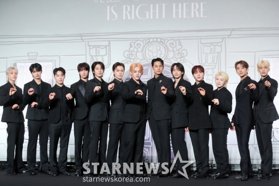 그룹 세븐틴(Seventeen) 호시, 준, 디노, 디에잇, 원우, 버논, 에스쿱스, 민규, 정한, 승관, 우지, 조슈아, 도겸이 29일 오후 서울 여의도 콘래드호텔 그랜드 볼룸에서 베스트 앨범 '17 IS RIGHT HERE' 발매 기념 글로벌 기자간담회를 열고 포즈를 취하고 있다. 이번 베스트 앨범 '17 IS RIGHT HERE'은 9년의 발자취를 담는 동시에 지난 시간을 기념하며 우리만의 공간에서 영원히 함께할 것임을 약속하는 앨범으로 총 33개의 트랙으로 한국 앨범 타이틀 20곡과 /사진=임성균