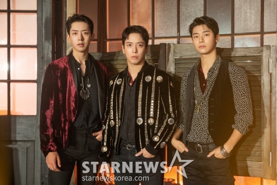 밴드 씨엔블루가 20일 오후 온라인으로 진행된 9번째 미니앨범 'WANTED' 발매 기념 기자간담회에 참석해 포즈를 취하고 있다. 씨엔블루의 이번 앨범에는 타이틀 곡 '싹둑'(Love Cut)과 함께 치열한 현대 사회를 자신감으로 이겨내자는 이야기가 담긴 펑키한 장르의 '99%', 감미로운 베이스 연주가 인상적인 이정신의 자작곡 'Hold Me Back', 씨엔블루 특유의 세련됨이 묻어나는 모던 록 장르의 '엉터리', 정용화의 감미롭고 포