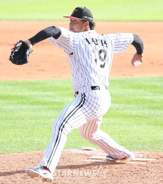 '2024 KBO 포스트시즌 준플레이오프 1차전' LG-KT전이 5일 서울 잠실야구장에서 열렸다. LG 에르난데스가 역투하고 있다. /사진=김진경 대기자