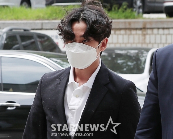 대마초 상습 흡연 혐의를 받고 있는 그룹 비투비 전 멤버 정일훈이 10일 오후 서울 서초구 서울중앙지방법원에서 열린 선고 공판에 출석하고 있다. 이날 재판부는 정일훈에게 징역 2년의 실형을 선고했다.