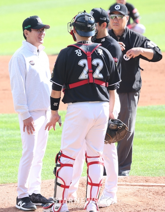 '2024 KBO 포스트시즌 준플레이오프 1차전' LG-KT전이 5일 서울 잠실야구장에서 열렸다. KT 선발 고영표가 4회말 연속 안타를 허용하며 흔들리지 이강철 감독이 마운에 올라가 진정시키고 있다.