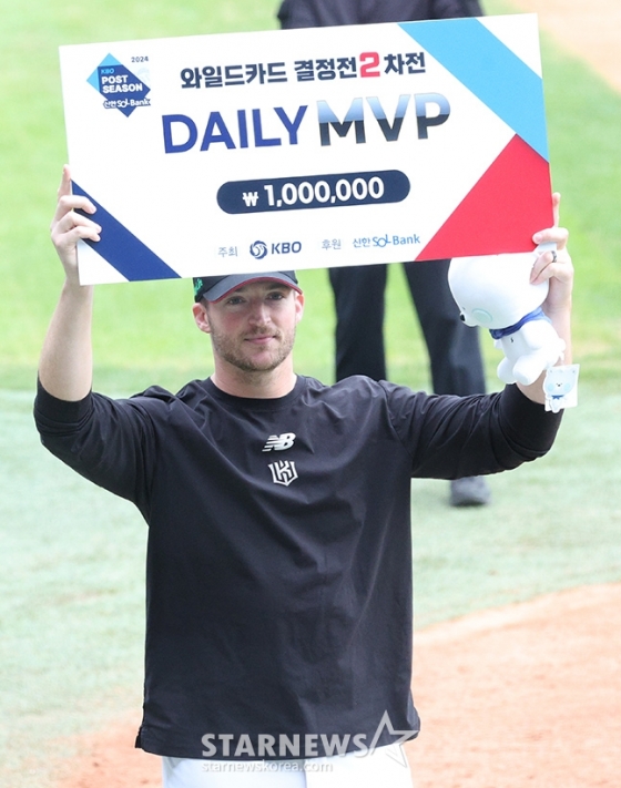'2024 KBO 포스트시즌 와일드카드 결정2차전' 두산-KT전이 3일 서울 잠실야구장에서 열렸다. KT 벤자민이 '데일리 MVP' 수상 후 포토타임을 갖고 있다.