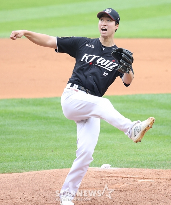 '2024 KBO 포스트시즌 준플레이오프 2차전' LG-KT전이 6일 서울 잠실야구장에서 열렸다. KT 선발 엄상백이 역투하고 있다. /사진=김진경 대기자
