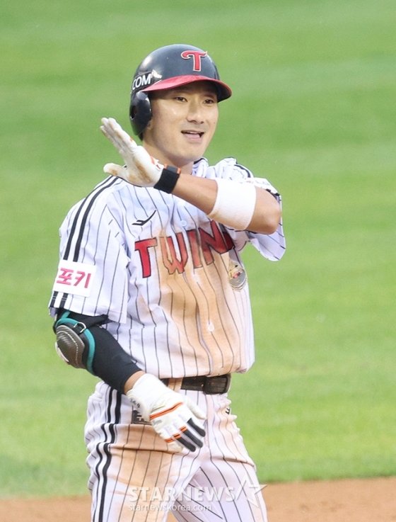 '2024 KBO 포스트시즌 준플레이오프 2차전' LG-KT전이 6일 서울 잠실야구장에서 열렸다. LG 신민재가 6회말 1사 만루에서 좌전 안타를 날리고 상대 실책을 틈 타 3루까지 내달린 후 기뻐하고 있다. /사진=김진경 대기자