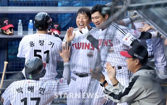 '2024 KBO 포스트시즌 준플레이오프 2차전' LG-KT전이 6일 서울 잠실야구장에서 열렸다. LG 6회말 1사 만루에서 신민재의 좌전 안타와 상대 실책으로 득점한 홍창기와 박해민이 더그아웃에서 김현수, 오지환 등 동료들과 기뻐하고 있다. /사진=김진경 대기자
