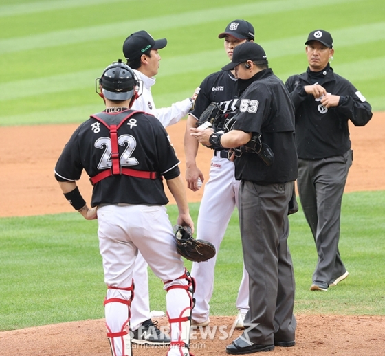 '2024 KBO 포스트시즌 준플레이오프 2차전' LG-KT전이 6일 서울 잠실야구장에서 열렸다. KT 선발 엄상백이 연속 안타로 동점을 허용하자 투수 코치가 마운드에 올라가 진정시키고 있다. /사진=김진경 대기자