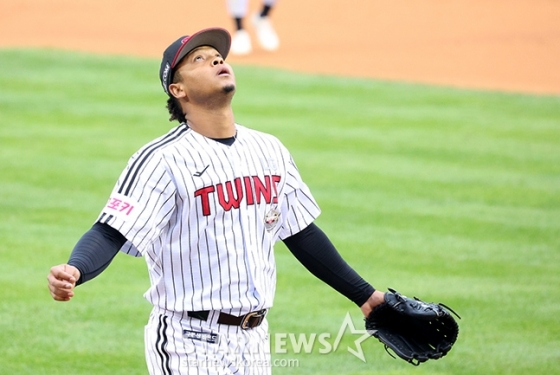 '2024 KBO 포스트시즌 준플레이오프 2차전' LG-KT전이 6일 서울 잠실야구장에서 열렸다. 6회초 구원 등판한 LG 에르난데스가 실점 위기를 넘긴 후 세리머니를 펼치며 더그아웃으로 향하고 있다. /사진=김진경 대기자