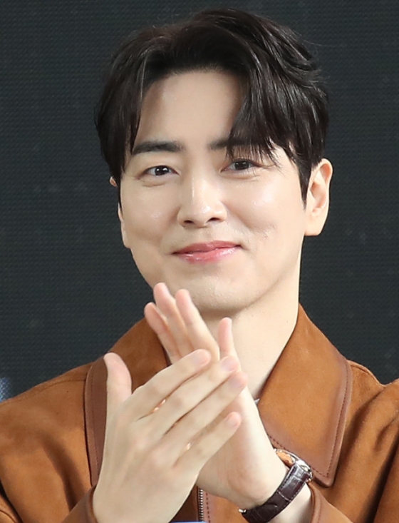 (부산=뉴스1) 권현진 기자 = 배우 이준혁이 5일 부산 해운대구 영화의전당 야외극장에서 열린 OTT 드라마 ‘좋거나 나쁜 동대’ 오픈 토크 행사에 참석해 인사를 하고 있다. 2024.10.5/뉴스1 Copyright (C) 뉴스1. All rights reserved. 무단 전재 및 재배포, AI학습 이용 금지. /사진=(부산=뉴스1) 권현진 기자