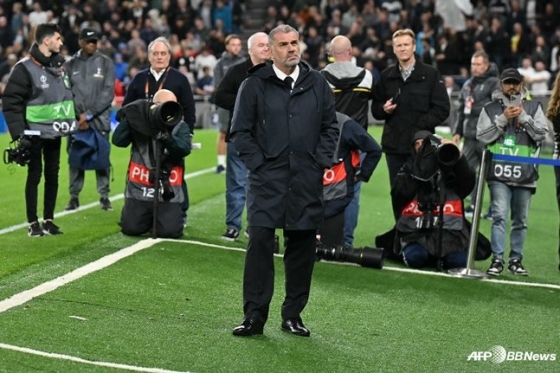 앙제 포스테코글루(가운데) 토트넘 홋스퍼 감독이 2024~2025시즌 유럽축구연맹(UEFA) 유로파리그(UEL) 1라운드 카라박(아제르바이잔)과 경기 전 관중석을 바라보고 있다. /AFPBBNews=뉴스1