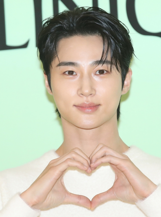 (서울=뉴스1) 권현진 기자 = 배우 변우석이 9일 서울 송파구 잠실롯데백화점에서 열린 뷰티 브랜드 포토행사에 참석해 포즈를 취하고 있다. 2024.9.9/뉴스1 Copyright (C) 뉴스1. All rights reserved. 무단 전재 및 재배포, AI학습 이용 금지. /사진=(서울=뉴스1) 권현진 기자