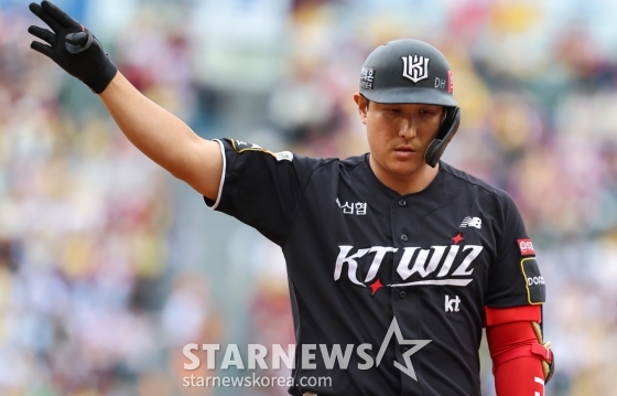 (서울=뉴스1) 김도우 기자 = 6일 오후 서울 송파구 잠실야구장에서 열린 프로야구 '2024 신한 SOL 뱅크 KBO 포스트시즌' 준플레이오프 2차전 kt 위즈와 LG 트윈스의 경기, 2회초 1사 3루 상황에서 kt 황재균이 적시타를 치고 기뻐하고 있다. 2024.10.6/뉴스1 Copyright (C) 뉴스1. All rights reserved. 무단 전재 및 재배포, AI학습 이용 금지. /사진=(서울=뉴스1) 김도우 기자