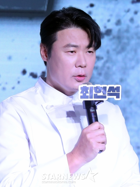 최현석 셰프가 7일 오전 서울 마포구 호텔 나루 서울 엠갤러리에서 진행된 넷플릭스 예능 '흑백요리사: 요리 계급 전쟁' TOP8 기자간담회에 참석해 인사말을 하고 있다. '흑백요리사: 요리 계급 전쟁'은 맛 하나는 최고라고 평가받는 재야의 고수 '흑수저' 셰프들이 대한민국 최고의 스타 셰프 '백수저'들에게 도전장을 내밀며 치열하게 맞붙는 100인의 요리 계급 전쟁이다. 2024.10.07 /사진=김창현
