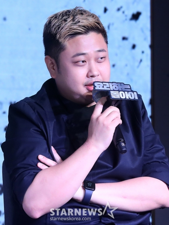 요리하는 돌아이가 7일 오전 서울 마포구 호텔 나루 서울 엠갤러리에서 진행된 넷플릭스 예능 '흑백요리사: 요리 계급 전쟁' TOP8 기자간담회에 참석해 인사말을 하고 있다. '흑백요리사: 요리 계급 전쟁'은 맛 하나는 최고라고 평가받는 재야의 고수 '흑수저' 셰프들이 대한민국 최고의 스타 셰프 '백수저'들에게 도전장을 내밀며 치열하게 맞붙는 100인의 요리 계급 전쟁이다. 2024.10.07 /사진=김창현