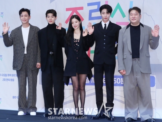 배우 최원영, 배현성, 정채연, 황인엽 최무성이 8일 오전 서울 구로구 라마다 서울 신도림호텔에서 진행된 JTBC 수요드라마 '조립식 가족' 제작발표회에 참석해 포즈를 취하고 있다. '조립식 가족'은 10년은 가족으로 함께 했고, 10년은 남남으로 그리워했던 세 청춘이 다시 만나 펼쳐지는 로맨스다. 오는 9일 첫 방송. 2024.10.08 /사진=김창현
