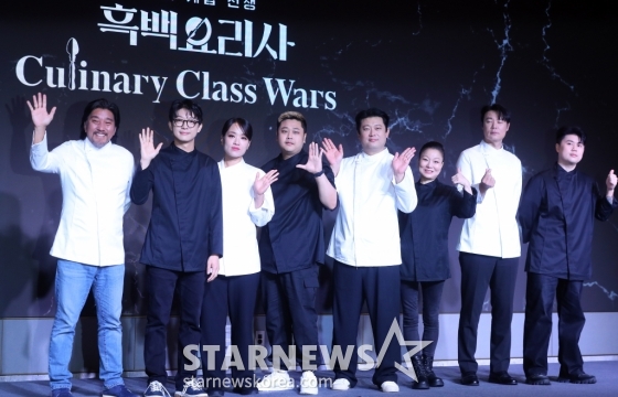 애드워드 리, 트리플 스타, 정지선, 요리하는 돌아이, 장호준, 이모카세 1호, 최현석, 나폴리 맛피아가 7일 오전 서울 마포구 호텔 나루 서울 엠갤러리에서 진행된 넷플릭스 예능 '흑백요리사: 요리 계급 전쟁' TOP8 기자간담회에 참석해 포즈를 취하고 있다. '흑백요리사: 요리 계급 전쟁'은 맛 하나는 최고라고 평가받는 재야의 고수 '흑수저' 셰프들이 대한민국 최고의 스타 셰프 '백수저'들에게 도전장을 내밀며 치열하게 맞붙는 100인의 요리 계급 전쟁이다 /사진=김창현