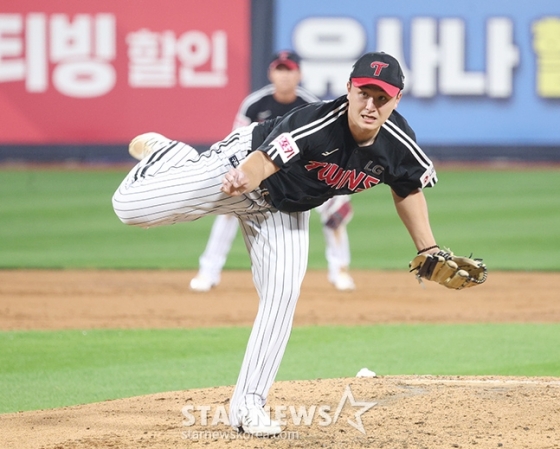 '2024 KBO 포스트시즌 준플레이오프 3차전' KT-LG전이 8일 수원 KT위즈파크에서 열렸다. LG 선발 최원태가 역투하고 있다. /사진=김진경 대기자