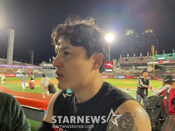 LG 박동원이 8일 열린 2024 KBO 준플레이오프 3차전 종료 후 취재진과 인터뷰를 하고 있다. /사진=양정웅 기자