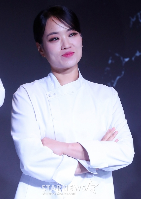 정지선 썌프가 7일 오전 서울 마포구 호텔 나루 서울 엠갤러리에서 진행된 넷플릭스 예능 '흑백요리사: 요리 계급 전쟁' TOP8 기자간담회에 참석해 포즈를 취하고 있다. '흑백요리사: 요리 계급 전쟁'은 맛 하나는 최고라고 평가받는 재야의 고수 '흑수저' 셰프들이 대한민국 최고의 스타 셰프 '백수저'들에게 도전장을 내밀며 치열하게 맞붙는 100인의 요리 계급 전쟁이다. 2024.10.07 /사진=김창현