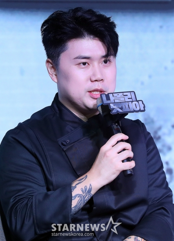 나폴리 맛피아가 7일 오전 서울 마포구 호텔 나루 서울 엠갤러리에서 진행된 넷플릭스 예능 '흑백요리사: 요리 계급 전쟁' TOP8 기자간담회에 참석해 인사말을 하고 있다. '흑백요리사: 요리 계급 전쟁'은 맛 하나는 최고라고 평가받는 재야의 고수 '흑수저' 셰프들이 대한민국 최고의 스타 셰프 '백수저'들에게 도전장을 내밀며 치열하게 맞붙는 100인의 요리 계급 전쟁이다. 2024.10.07 /사진=김창현