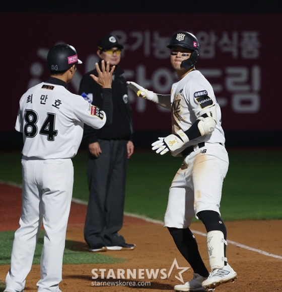 '2024 KBO 포스트시즌 준플레이오프 3차전' KT-LG전이 8일 수원 KT위즈파크에서 열렸다. KT 배정대가 9회말 2점 홈런을 날린 후 홈인하고 있다. /사진=김진경 대기자