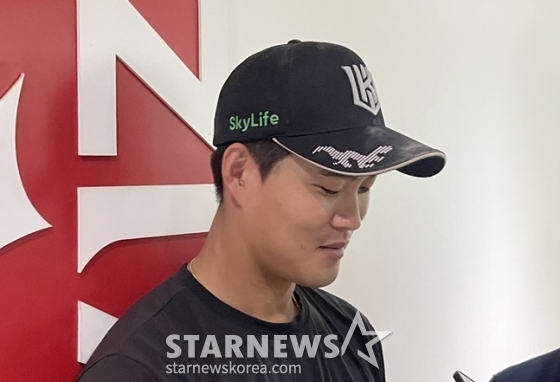 KT 배정대가 취재진과 인터뷰를 하고 있다. /사진=양정웅 기자