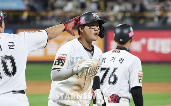'2024 KBO 포스트시즌 준플레이오프 3차전' KT-LG전이 8일 수원 KT위즈파크에서 열렸다. KT 배정대가 9회말 2점 홈런을 날린 후 홈인하고 있다. /사진=김진경 대기자